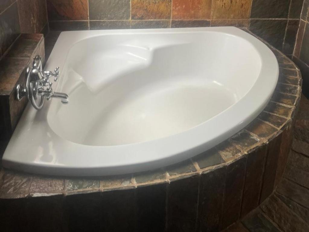 Karee Guesthouse ثابازيمبي الغرفة الصورة